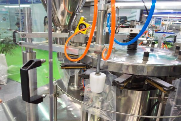 给袋式粉剂污视频成人可以用于附加值相对较高的粉末状物料灌装